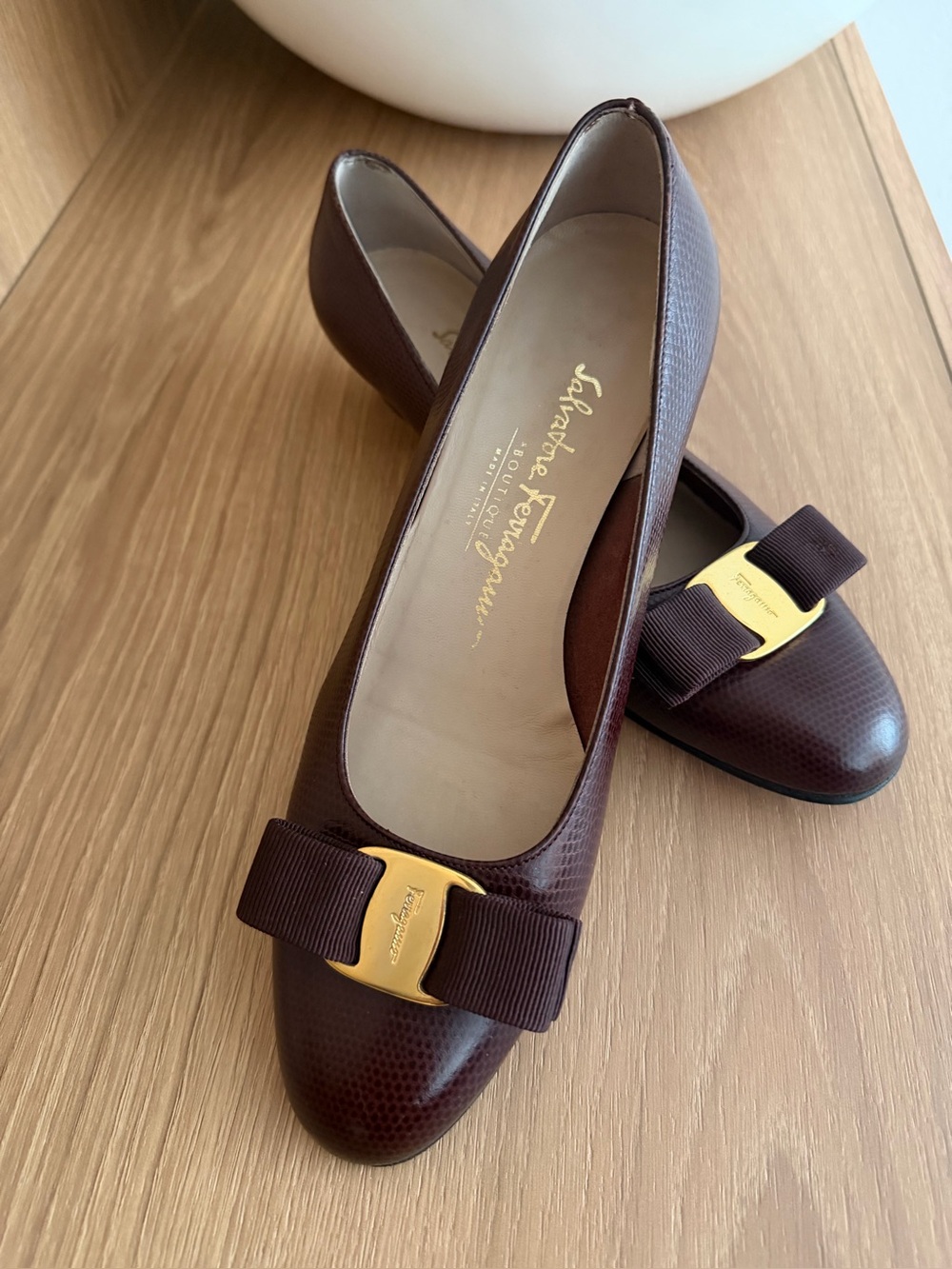 Salvatore Ferragamo Vara Pumps – BURGANDY Leather Heels